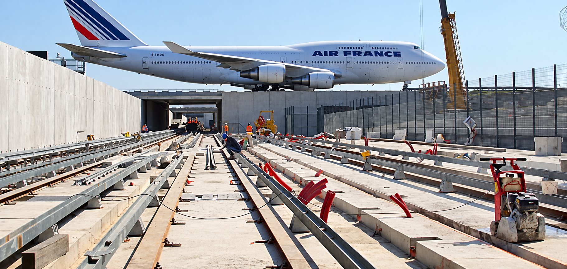Chantier de voies ferrées sous un Boeing 747 d’Air France