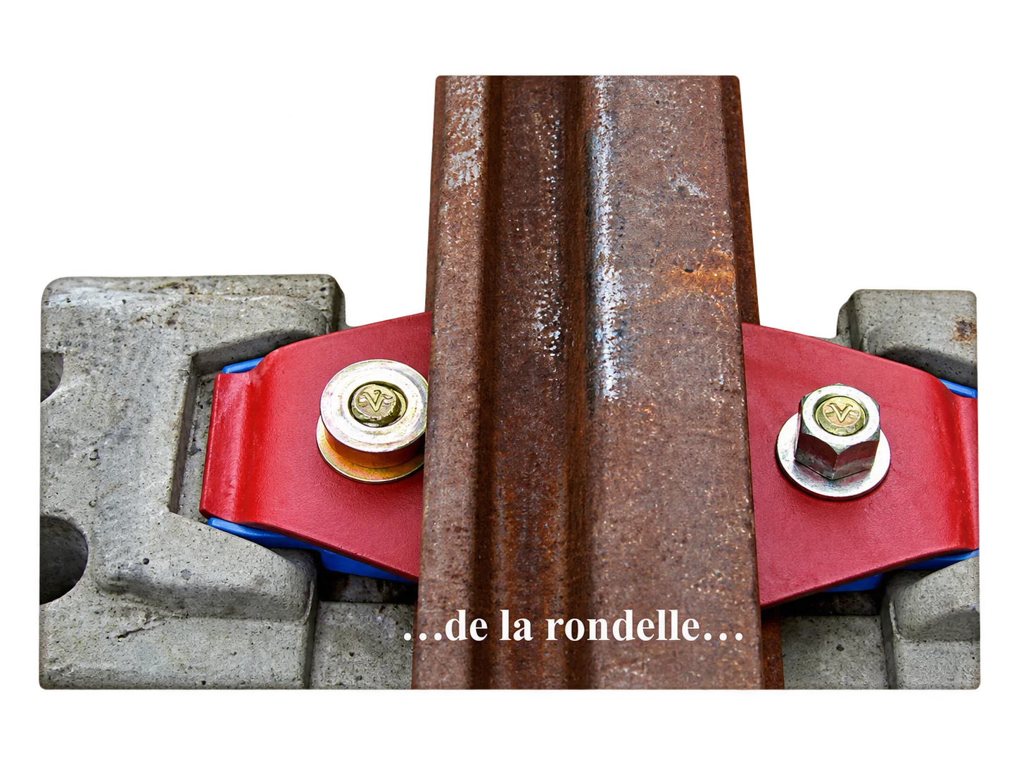 Fixation de rail : boulon et rondelles sur un support rouge