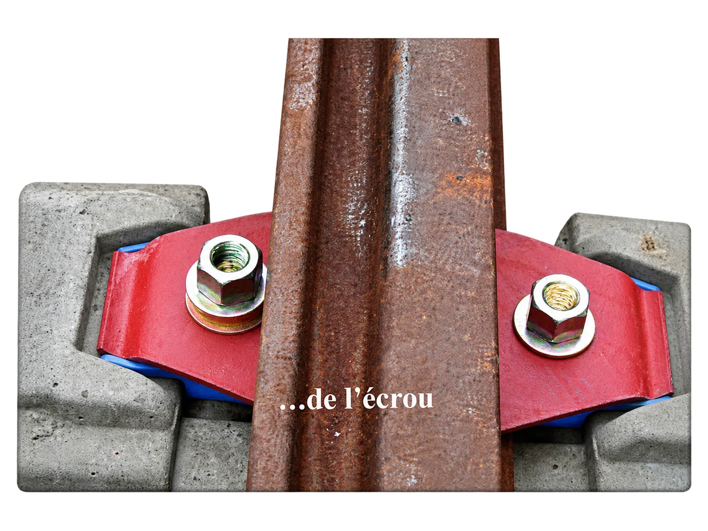 Deux écrous sur des plaques rouges fixant un rail