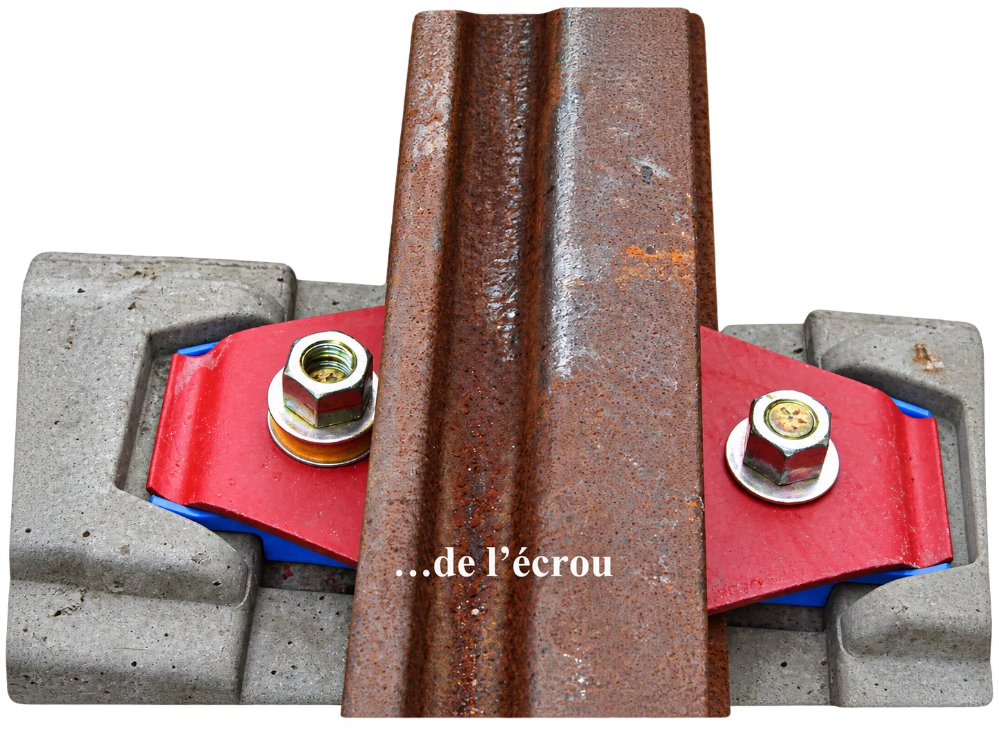 Rail rouillé fixé par des écrous sur une plaque rouge