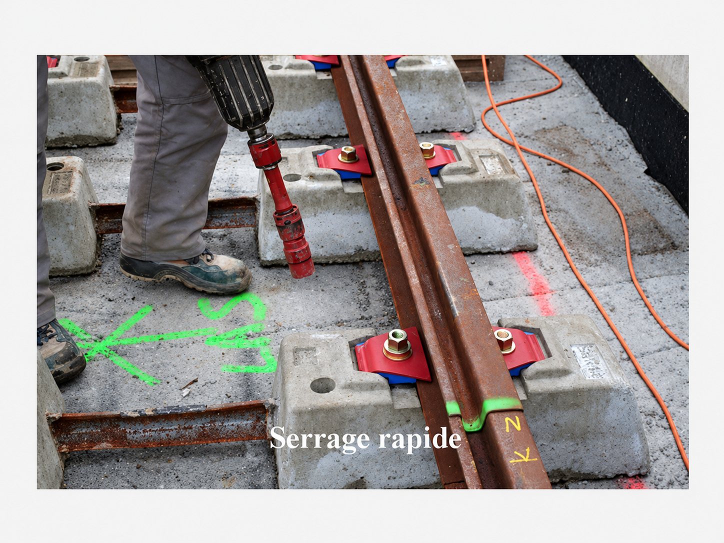 Fixations de rail serrées sur des blocs de béton